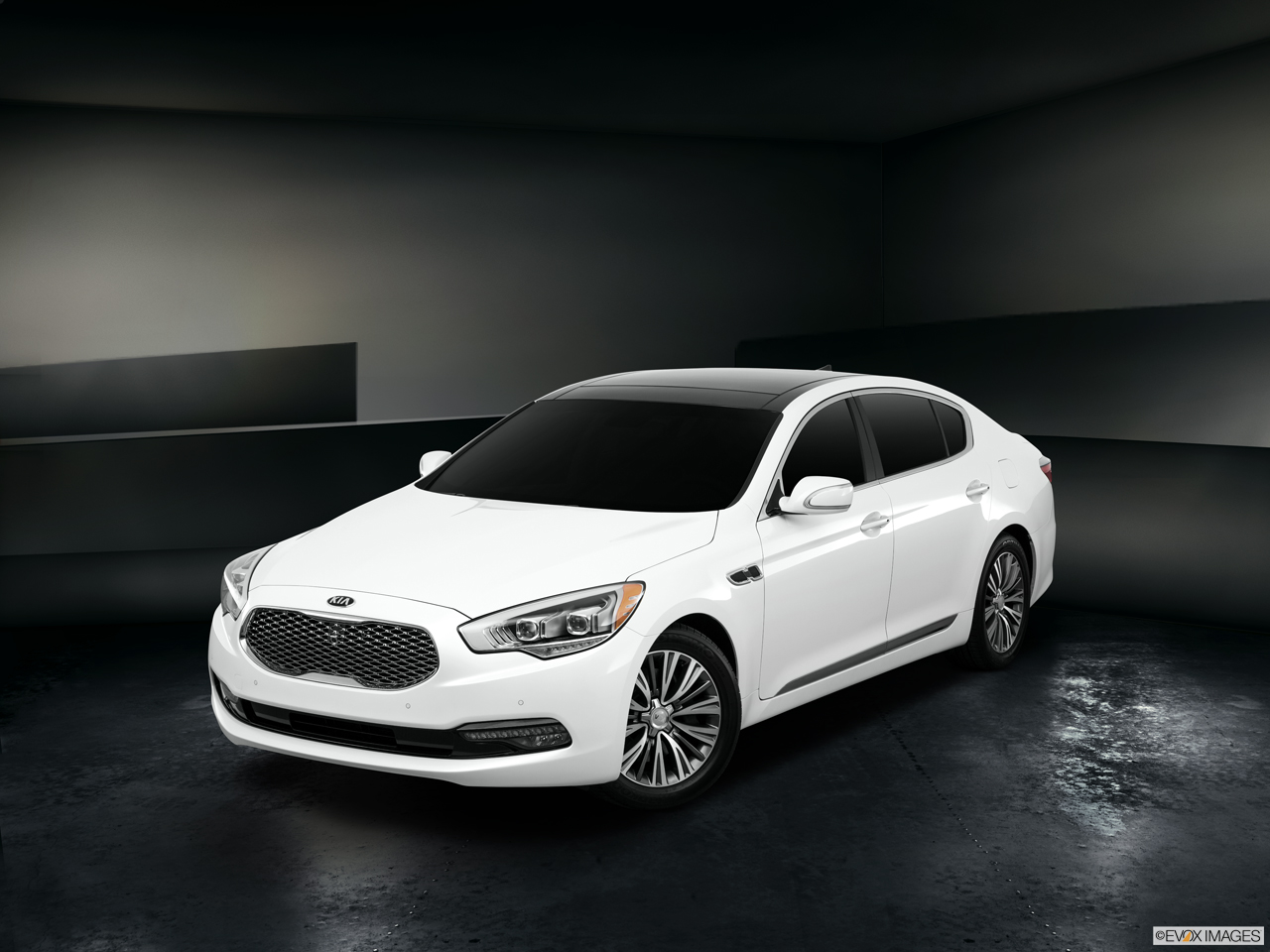 Exterior View Of 2016 KIA K900 in Alhambra